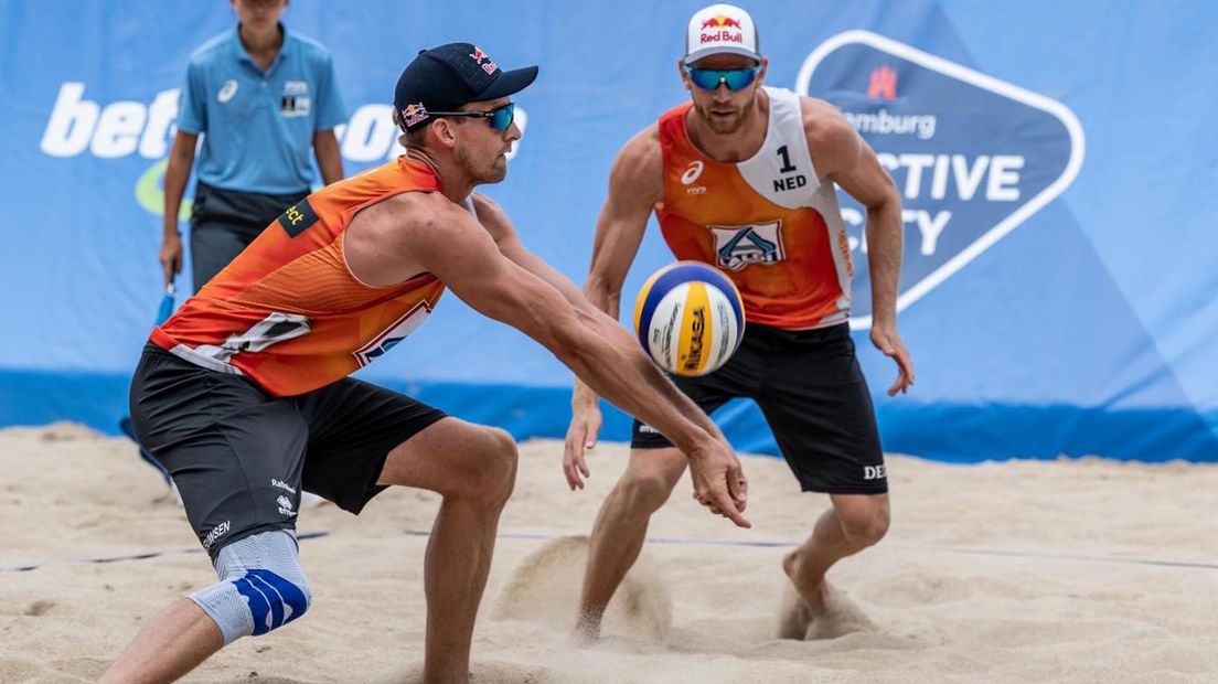 Alexander Brouwer en Robert Meeuwsen in actie op het WK Beachvolleybal eerder dit jaar in Hamburg