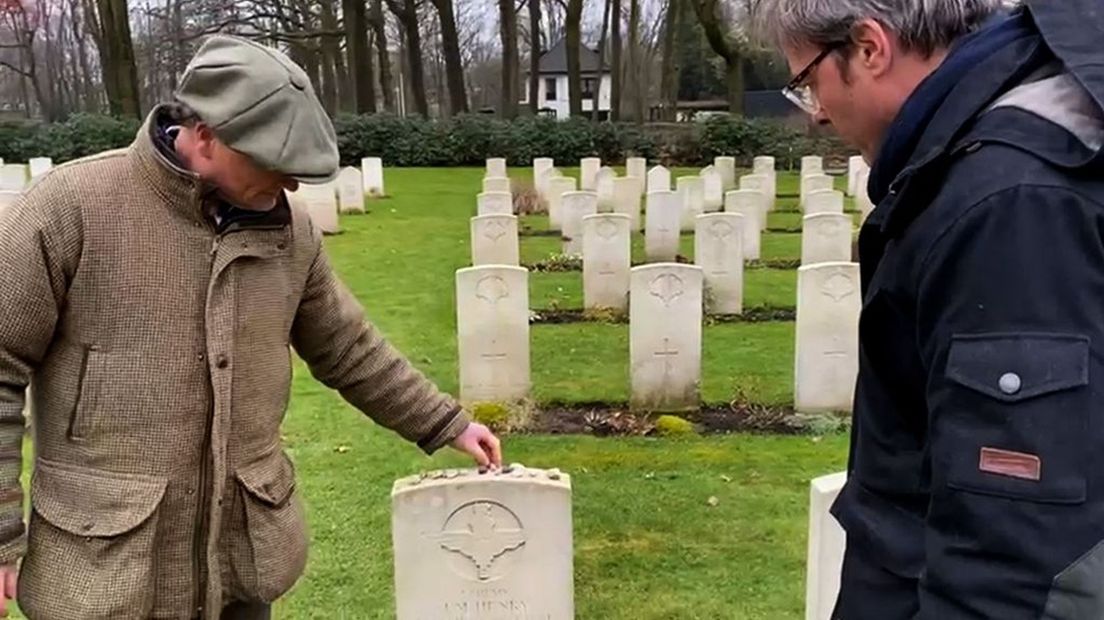 Simon Jacobs en Bas Steman bij de oorlogsbegraafplaats in Oosterbeek.