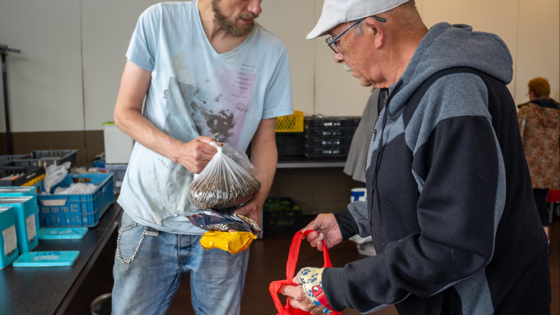 Brokken worden uitgedeeld aan klanten, hier op archiefbeeld.