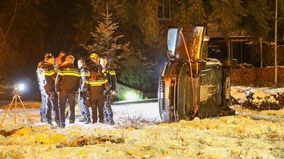 Auto crasht bij achtervolging, één inzittende gewond