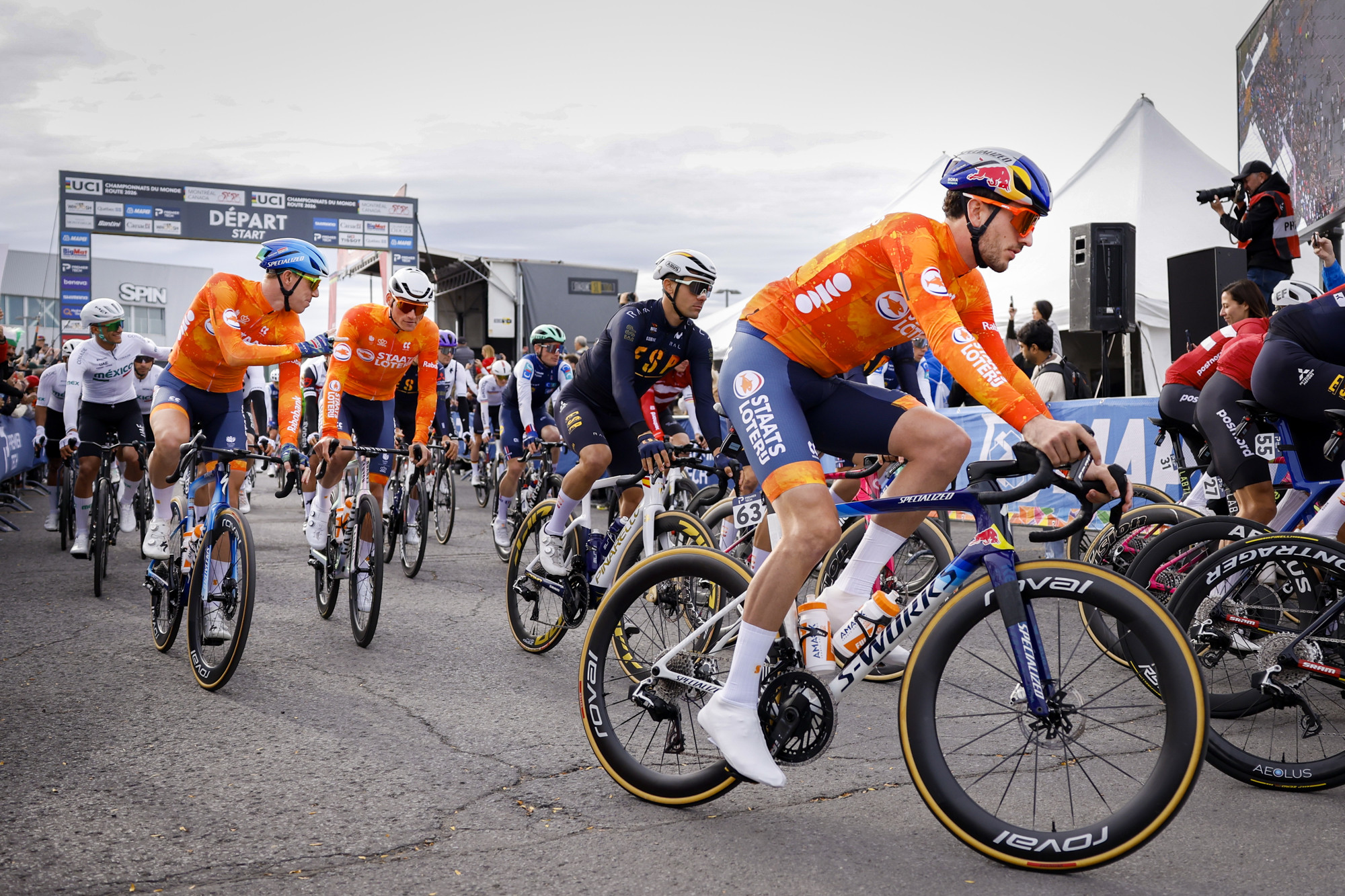 Van Dijke valt en verlaat wegwedstrijd op WK; kopman Van der Poel pakt brons