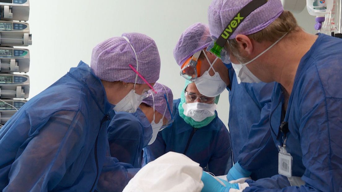 Een coronapatiënt wordt omgedraaid op de intensive care
