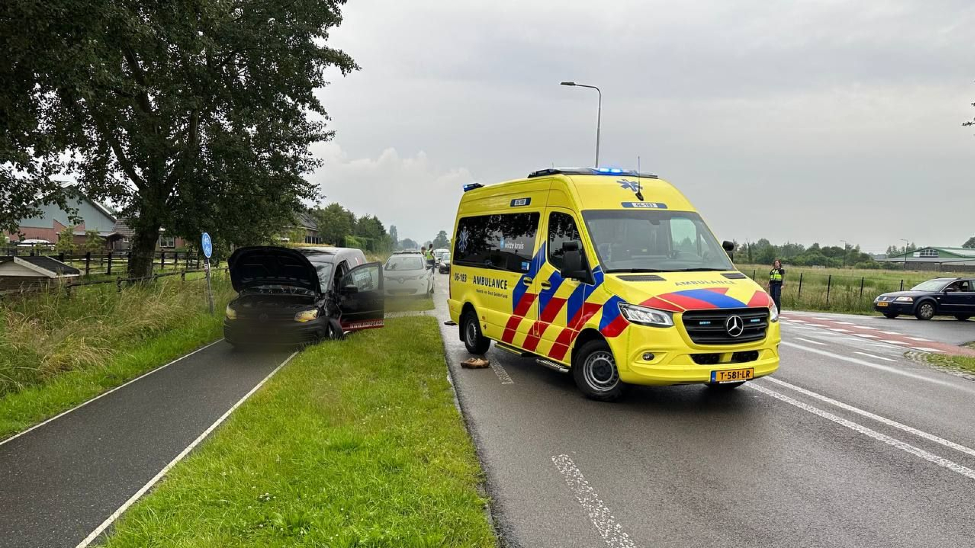 Drie Auto's Botsen Op Elkaar In Putten • Snelweg Bezaaid Met ...