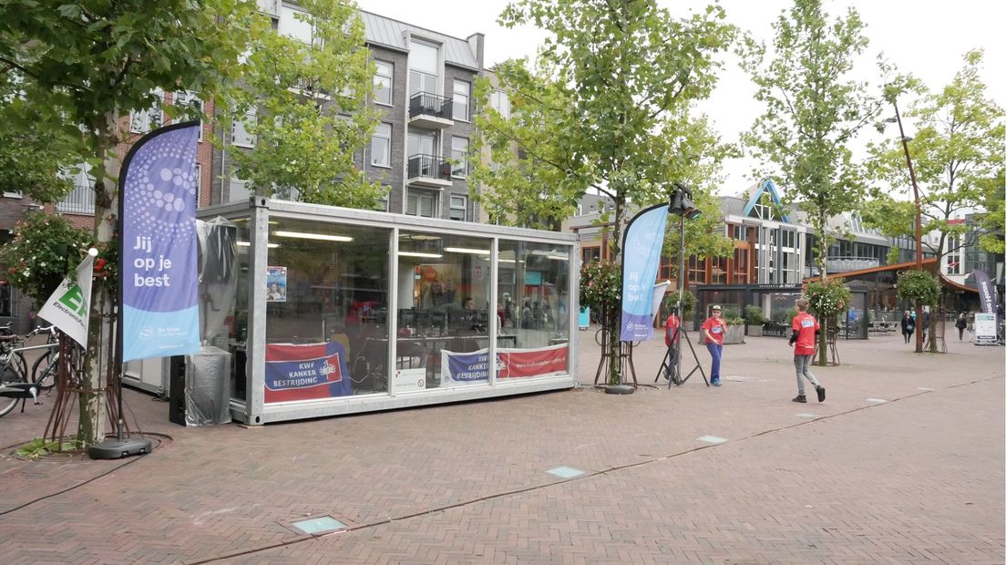 Midden op de Markt in Hardenberg staat het glazen huis