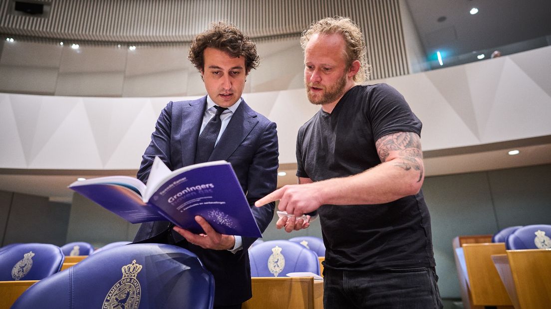 GroenLinks-leider Jesse Klaver overlegt met Peter Kwint (SP)