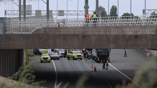 A4 in beide richtingen dicht vanwege man op viaduct, arrestatieteam en onderhandelaar aanwezig Home