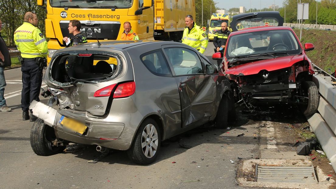 De auto's staan zwaar gehavend op de afrit van de A12 bij Zoetermeer