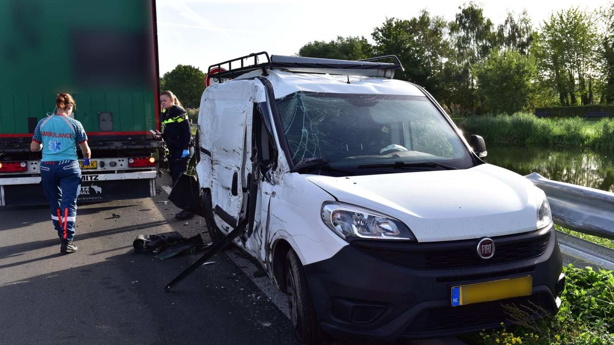 Gewonde bij botsing tussen vrachtwagen en bestelauto op N275 bij Ospel