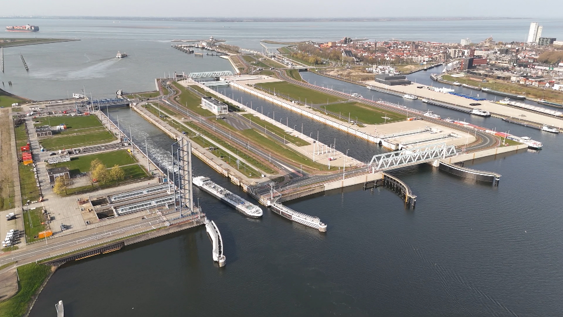 Stremming van sluizen Terneuzen weer uitgebreid vanwege aanhoudende droogte