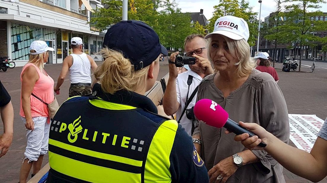 Politie controleert mensen in Hengelo