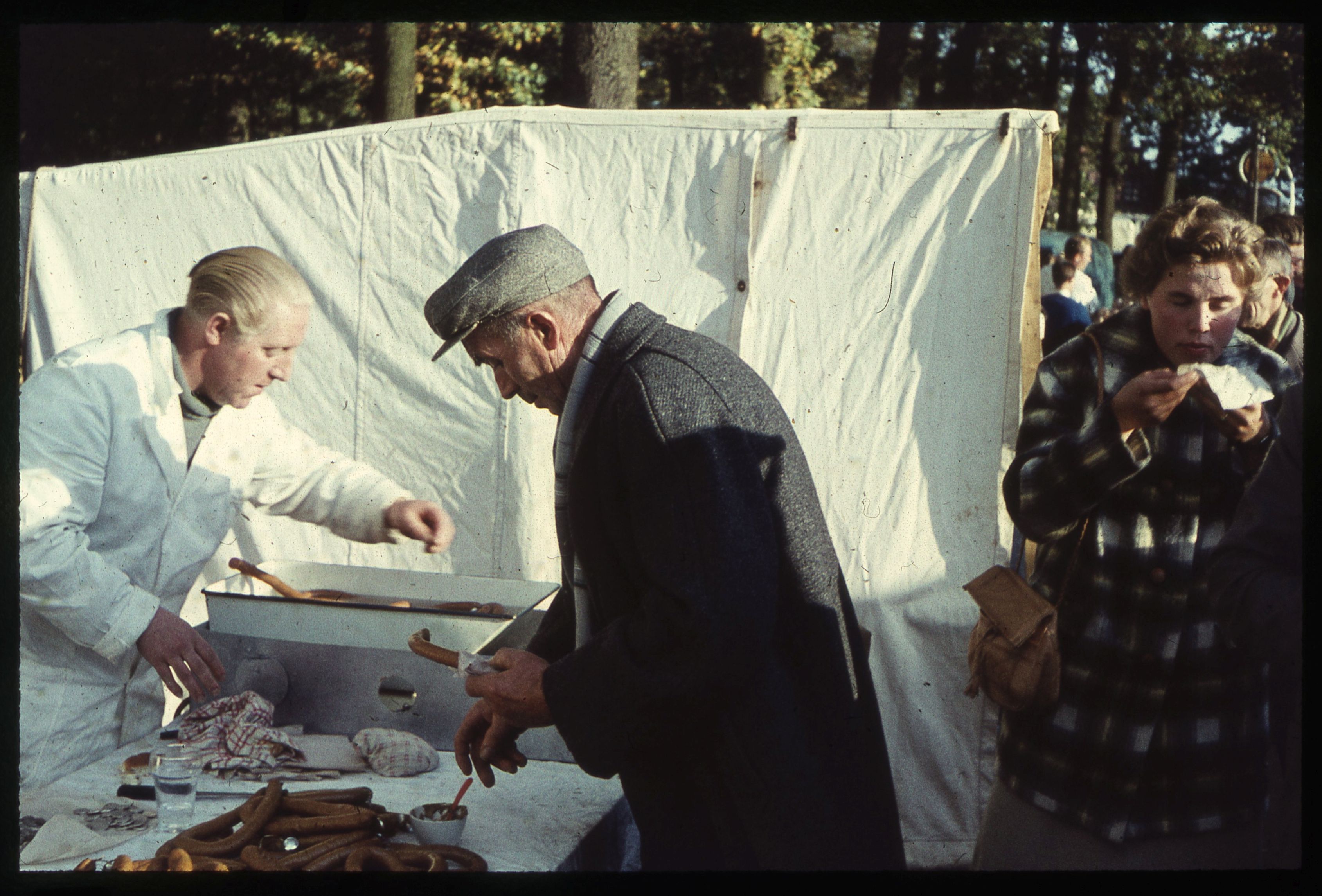 Worstenverkoop op de Zuidlaardermarkt (1959)