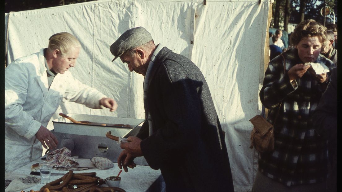 Worstenverkoop op de Zuidlaardermarkt (1959)