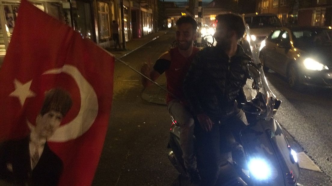 Utrechtse Turken vieren feest na winst tegen Tsjechië