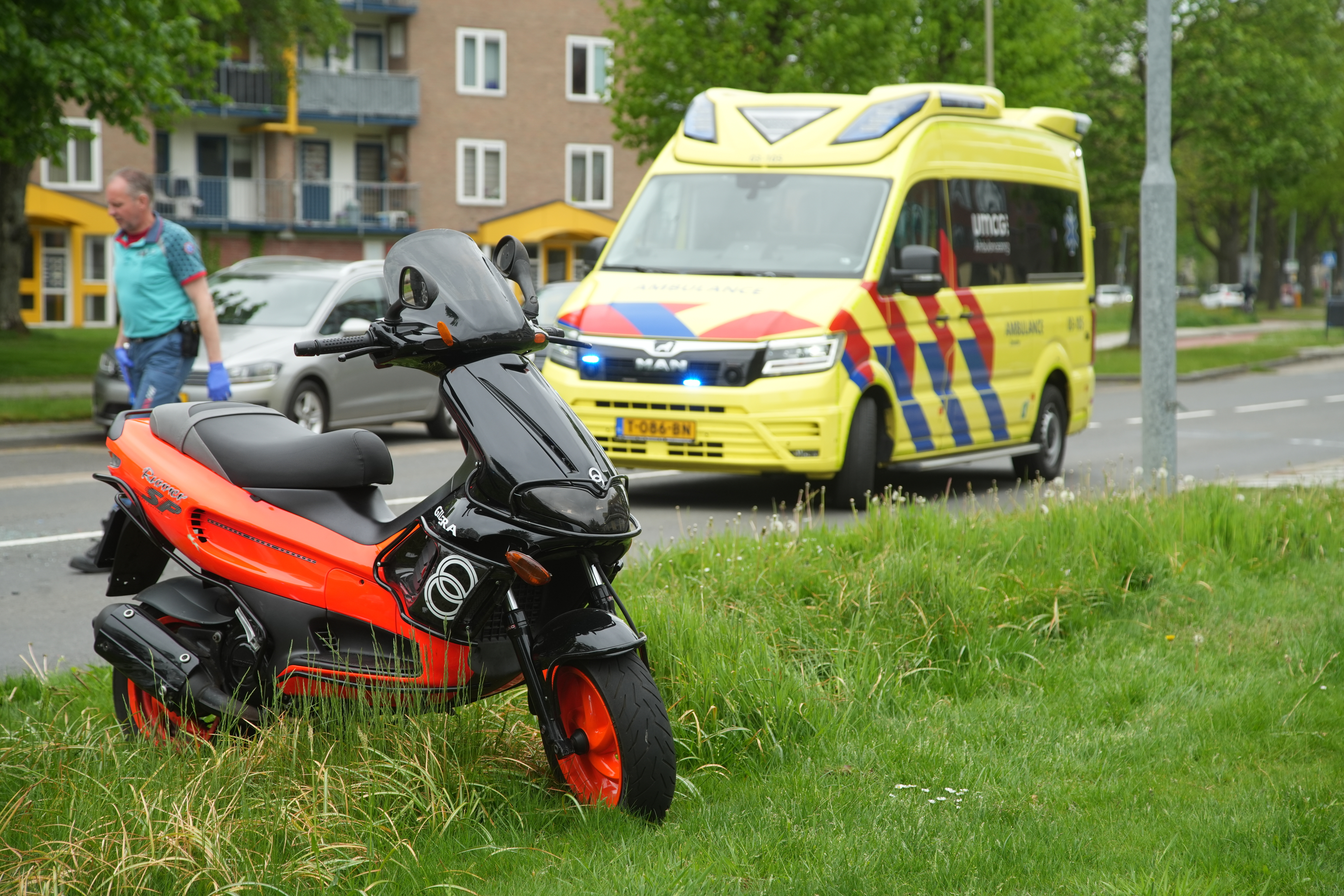 Ongeluk tussen auto en scooter in Assen.
