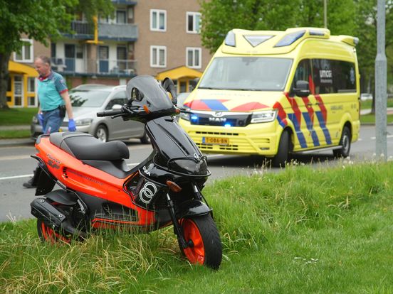 Ongeluk tussen auto en scooter in Assen