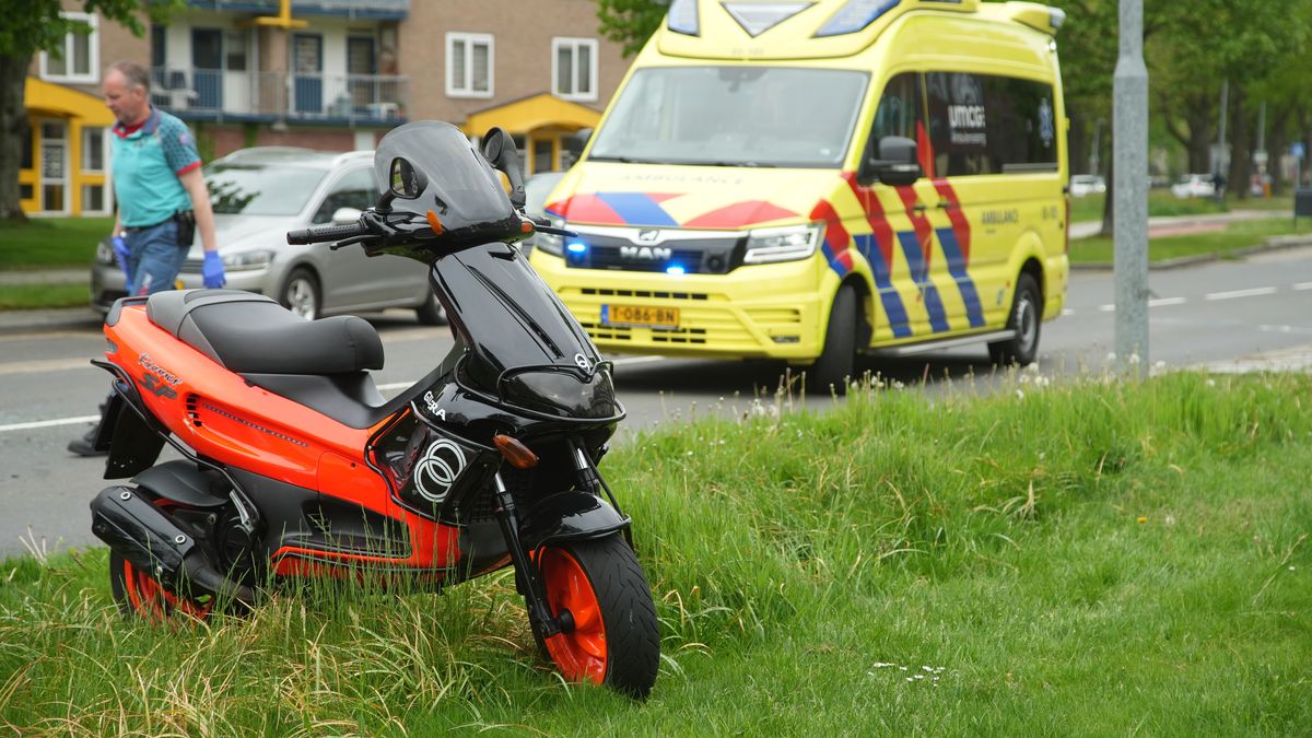 Ongeluk tussen auto en scooter in Assen