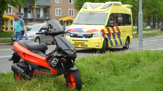 Ongeluk tussen auto en scooter in Assen. Ongeluk tussen auto en scooter in Assen.