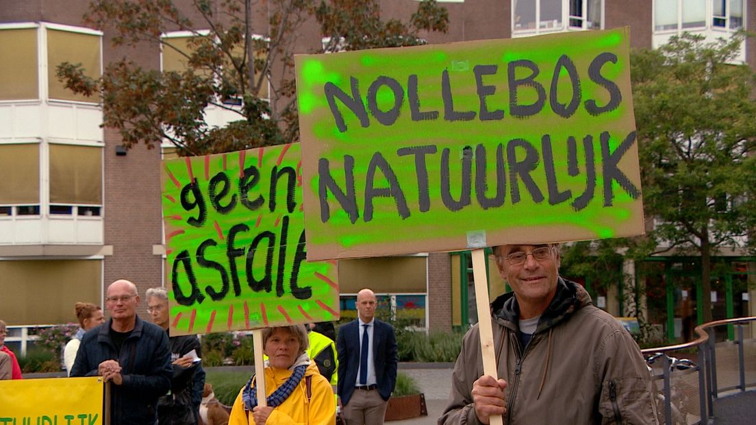 Protesten bij het Vlissingse gemeentehuis tegen het bebouwen van het Nollebos