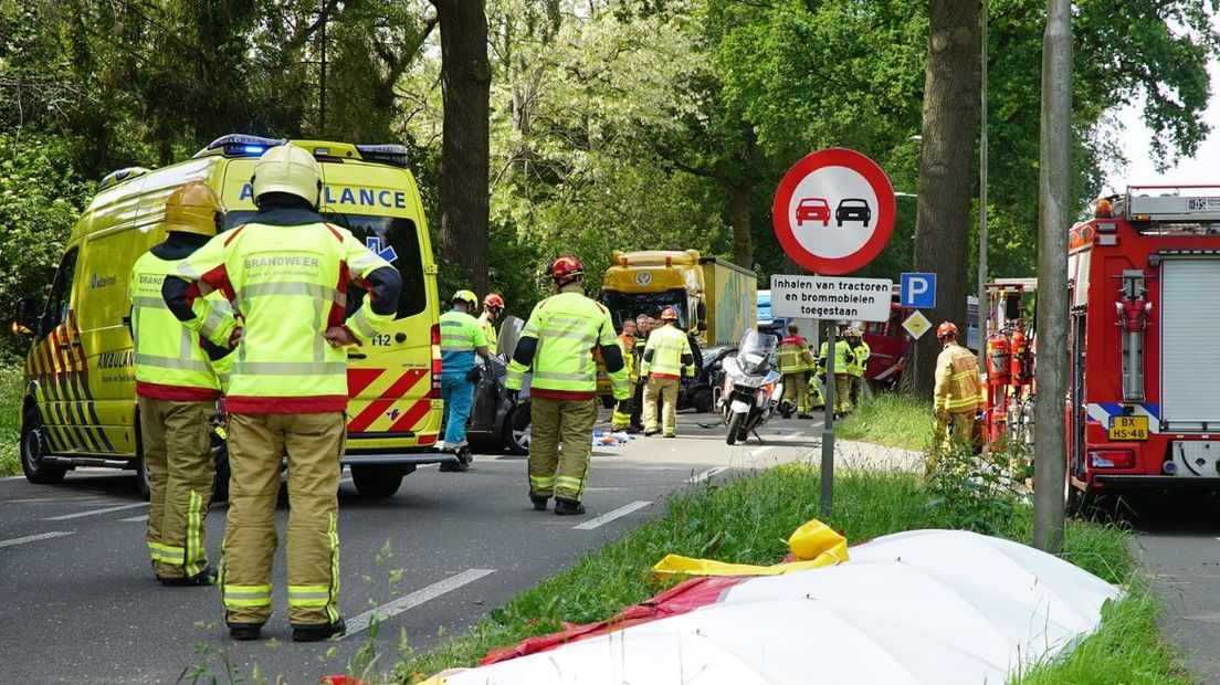 Op de N348 richting Deventer zijn woensdagmiddag ter hoogte van Eefde meerdere auto's op elkaar gebotst. Volgens de politie raakten daarbij drie inzittenden gewond.