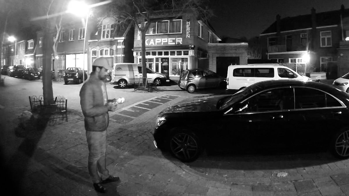 Autobrand op twee meter van voordeuren in Deventer: wie is deze man?