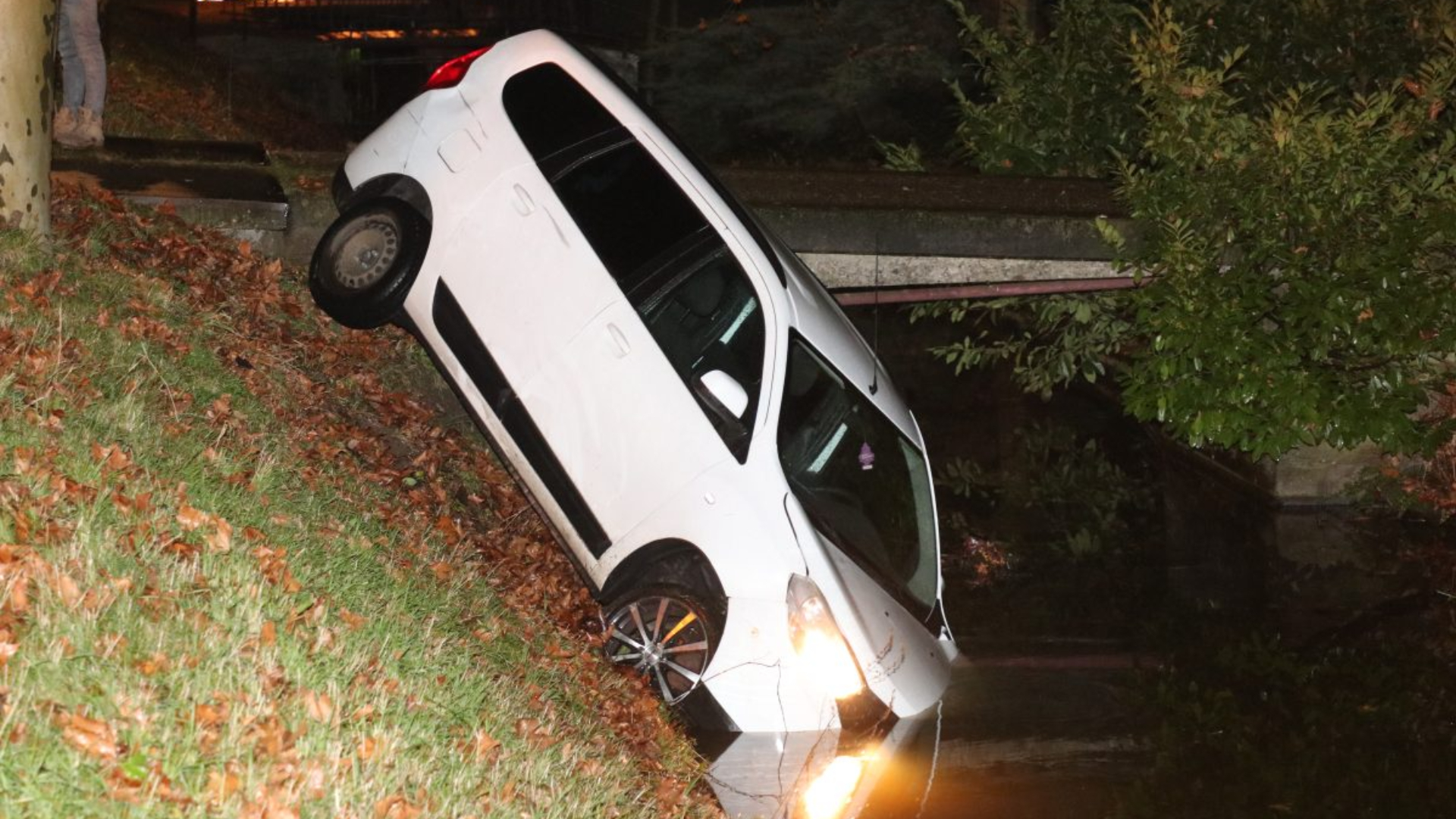 Auto te water langs Parallelweg in Hardinxveld-Giessendam
