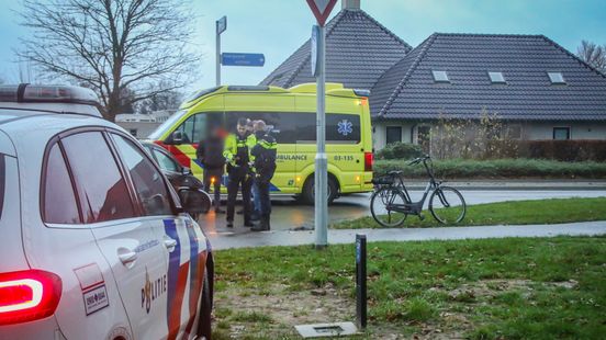 Fietser gewond door aanrijding op kruising in Emmen. Fietser gewond door aanrijding op kruising in Emmen.