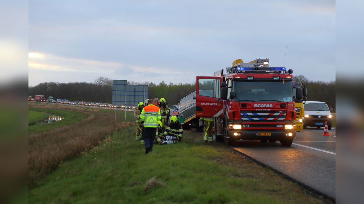 Kilometers file op de A7 bij Tjalleberd door autobrand