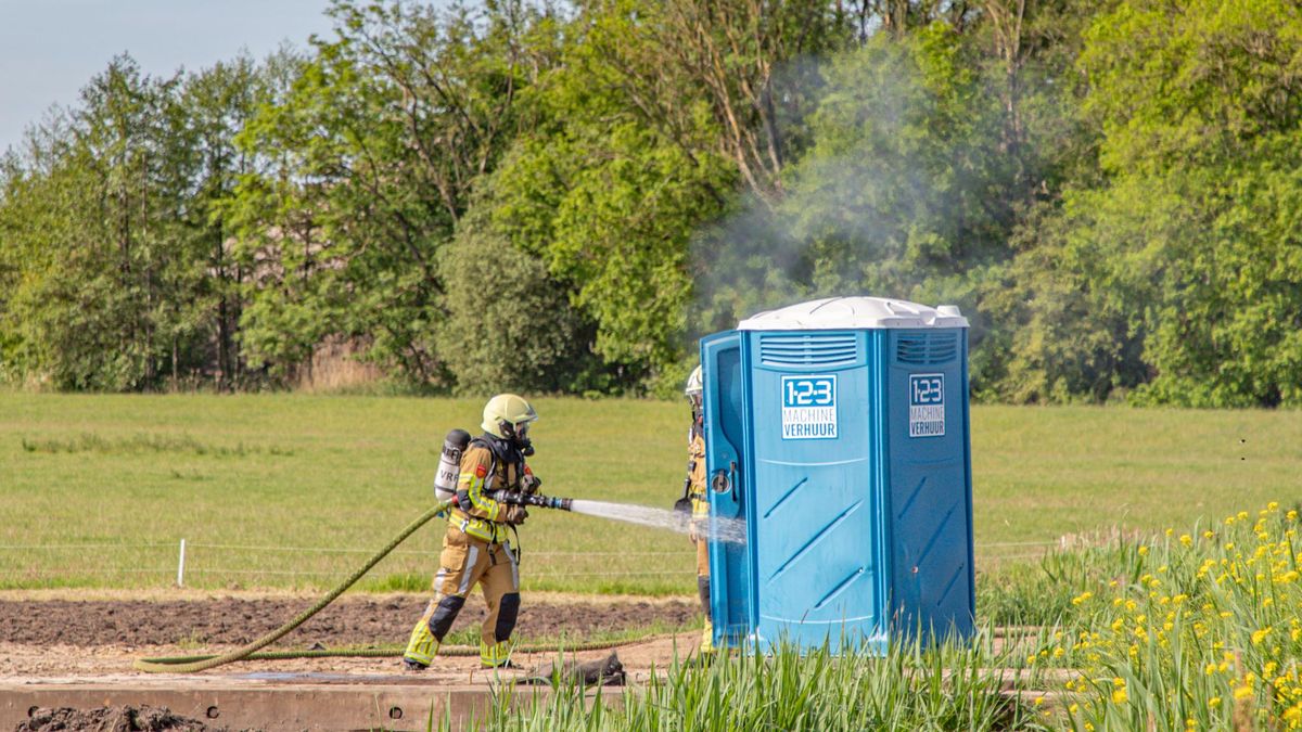 Rokende dixi in Sumar: brandweer in actie voor brand in mobiel toilet