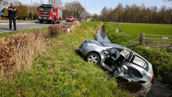 Twee gewonden na botsing op kruispunt Wezep. Twee gewonden na botsing op kruispunt Wezep.