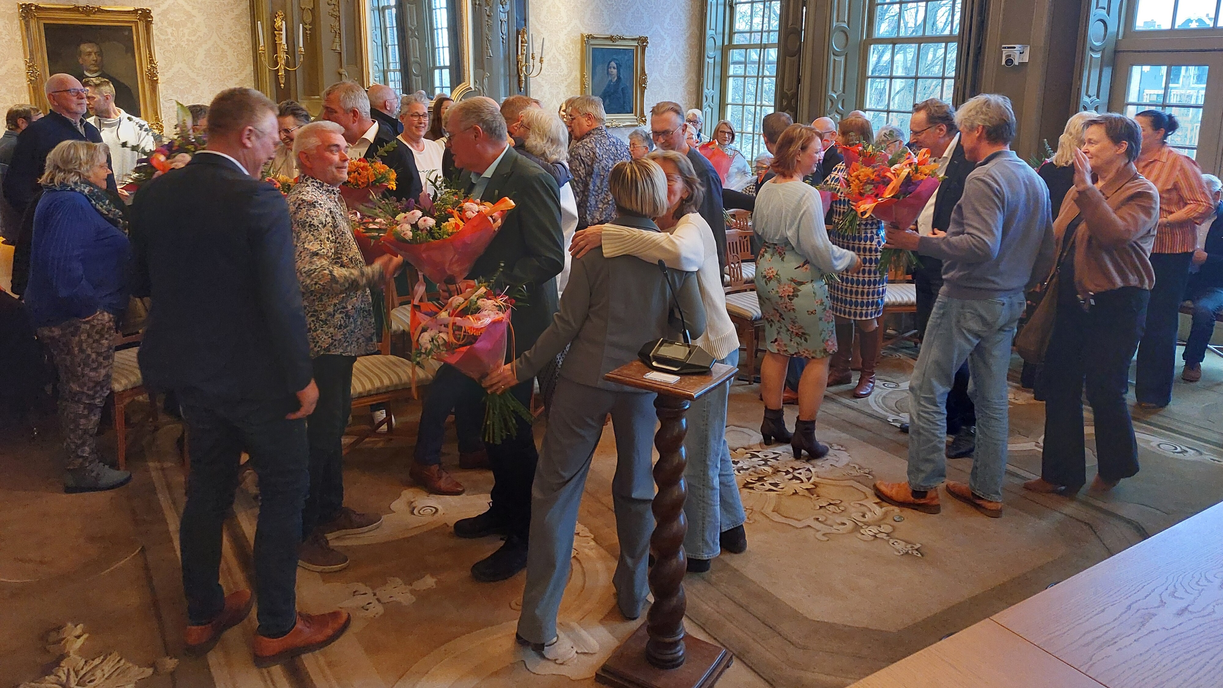 Bloemen en felicitaties na de installatie van de nieuwe gemeenteraad van Harlingen