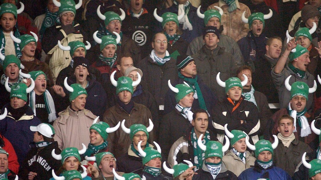 Veel Vikingmutsen in het uitvak tijdens Heerenveen - FC Groningen in 2004