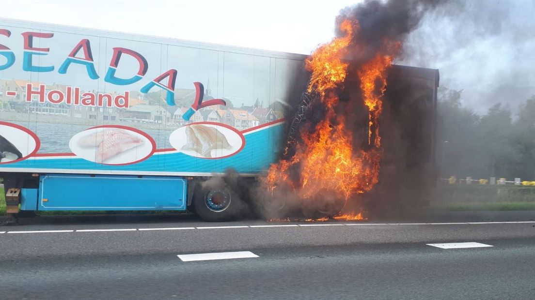 De A28 richting Amersfoort was donderdagmiddag tussen Strand Horst en Strand Nulde afgesloten vanwege een brandende vistrailer.