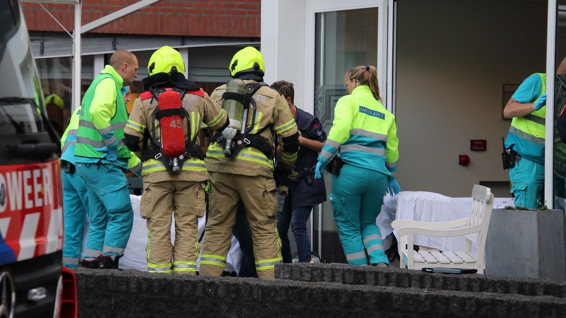 Drie mensen zijn ter controle naar het ziekenhuis gebracht na inademen van een vloeistof