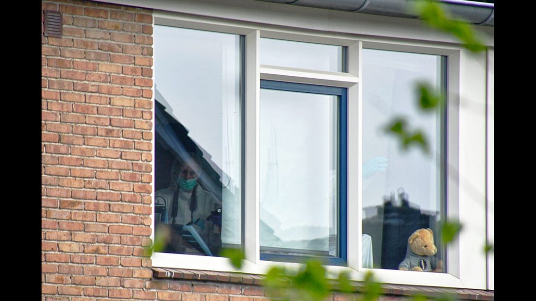 Forensisch experts aan het werk in de woning waar de baby overleed