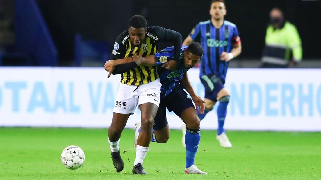 Riechedly Bazoer tijdens Vitesse-Ajax.