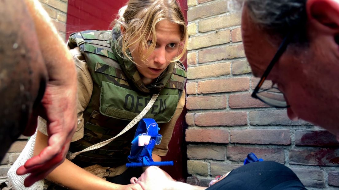 Lieke Heil ondersteunt een trauma-acteur tijdens een intens oefenscenario..