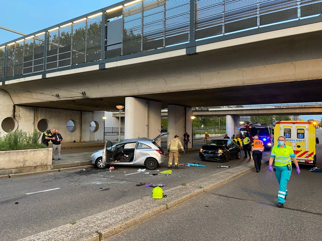 Auto's botsen op elkaar op Nieuwe Damlaan in Schiedam.