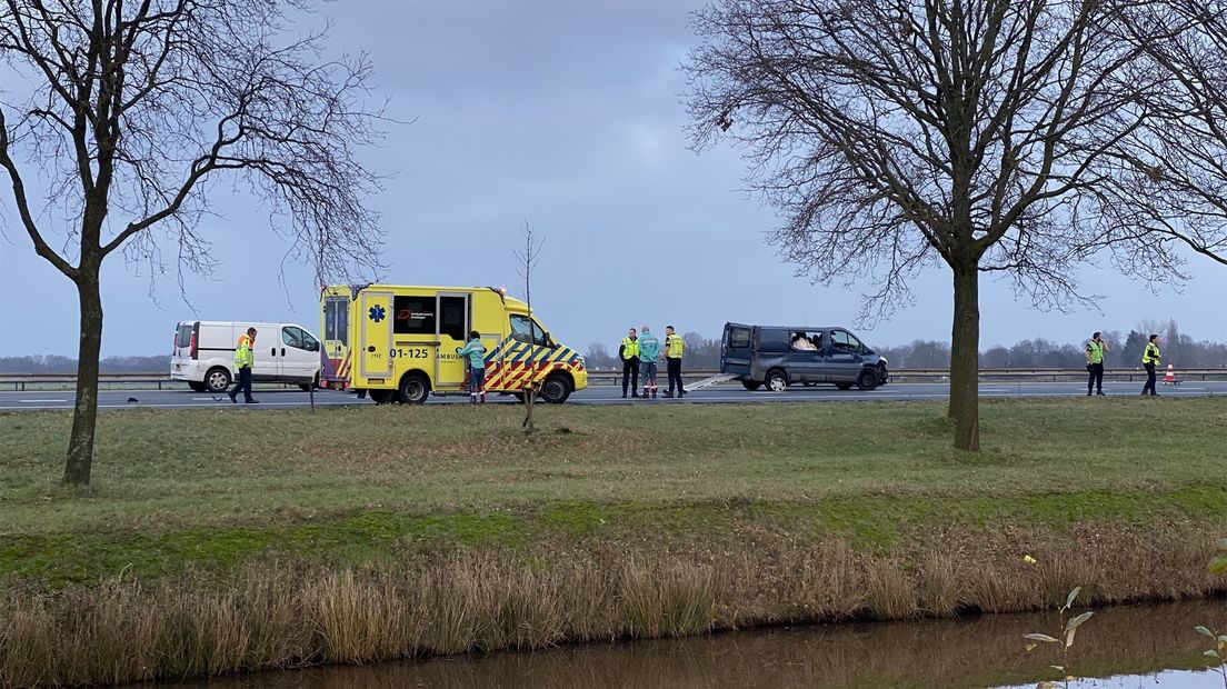 Het busje, dat het zwaarst beschadigd lijkt door het ongeluk