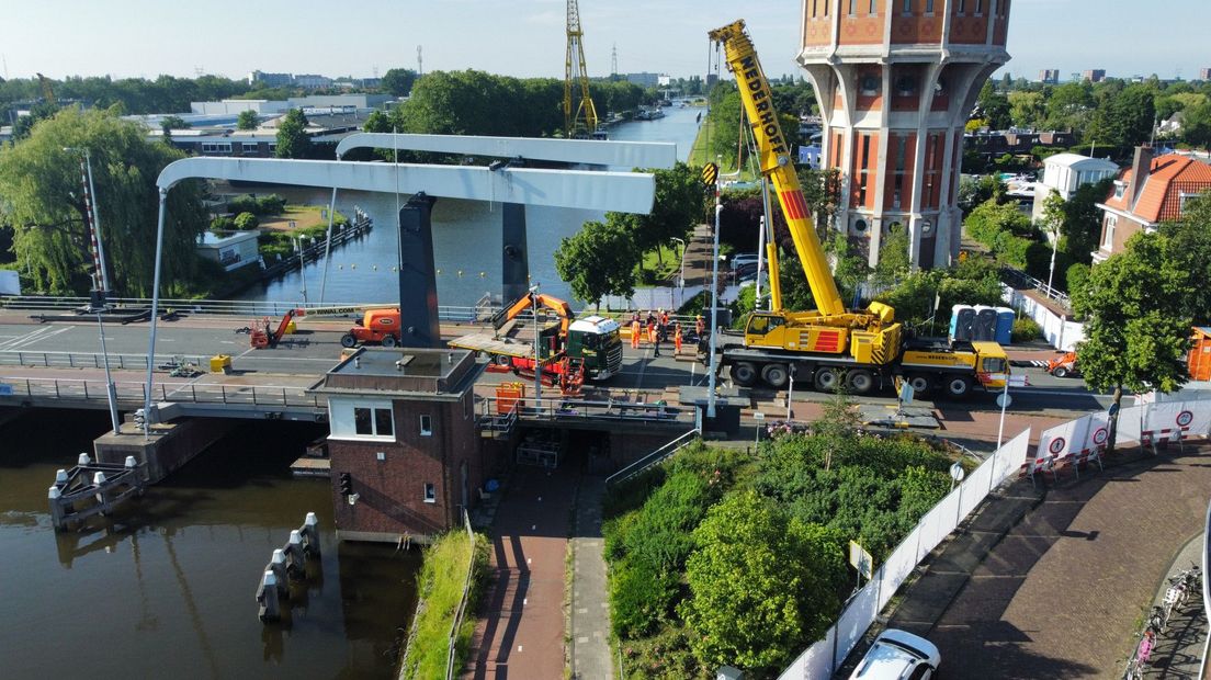 Een grote kraan heeft het brugdek er begin juni uitgehaald