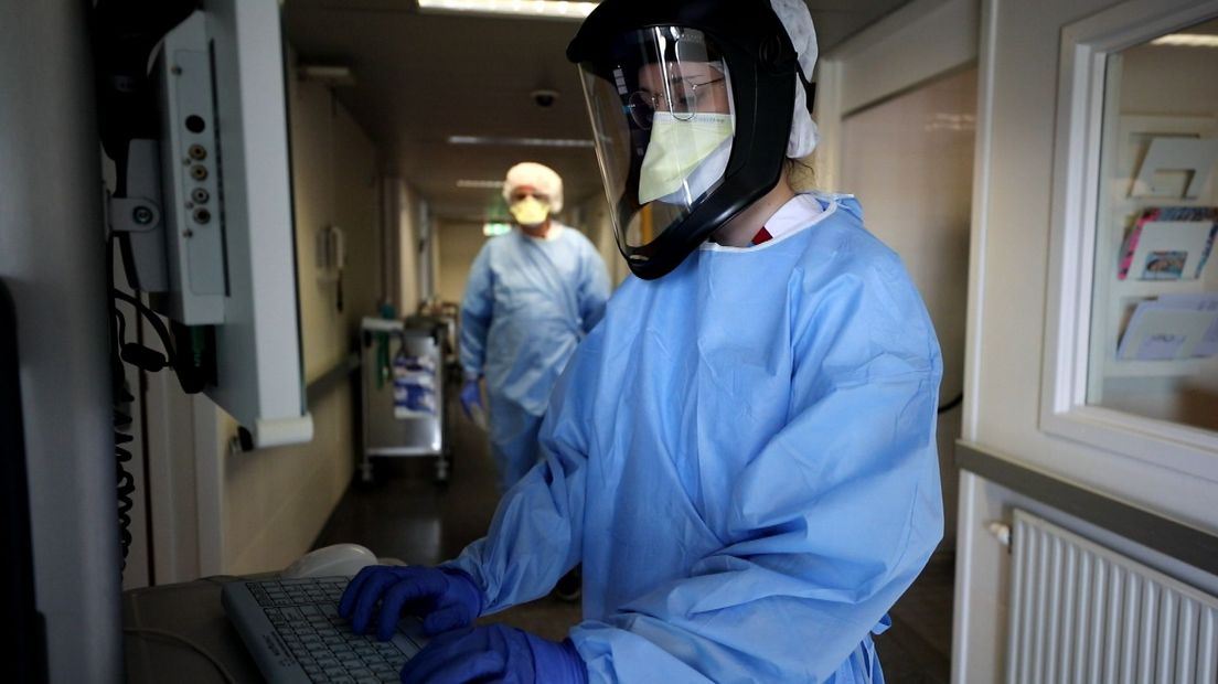 ziekenhuis ZorgSaam Terneuzen corona verpleegafdeling verpleegkundige beschermende kleding