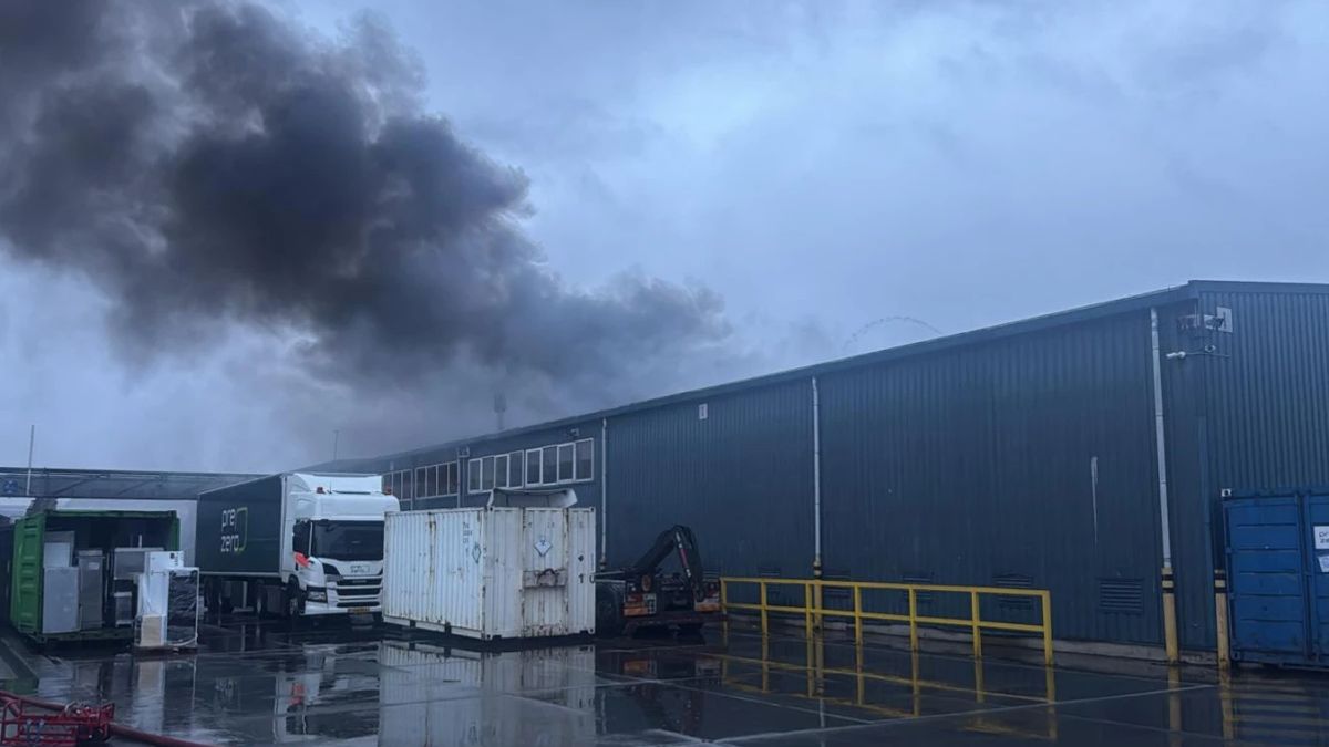 Grote brand bij afvalverwerker met gevaarlijke stoffen in Maastricht: brandweer zet robot in