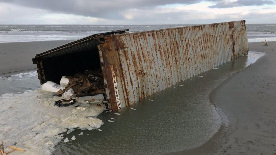 Een aangespoelde container op Schiermonnikoog