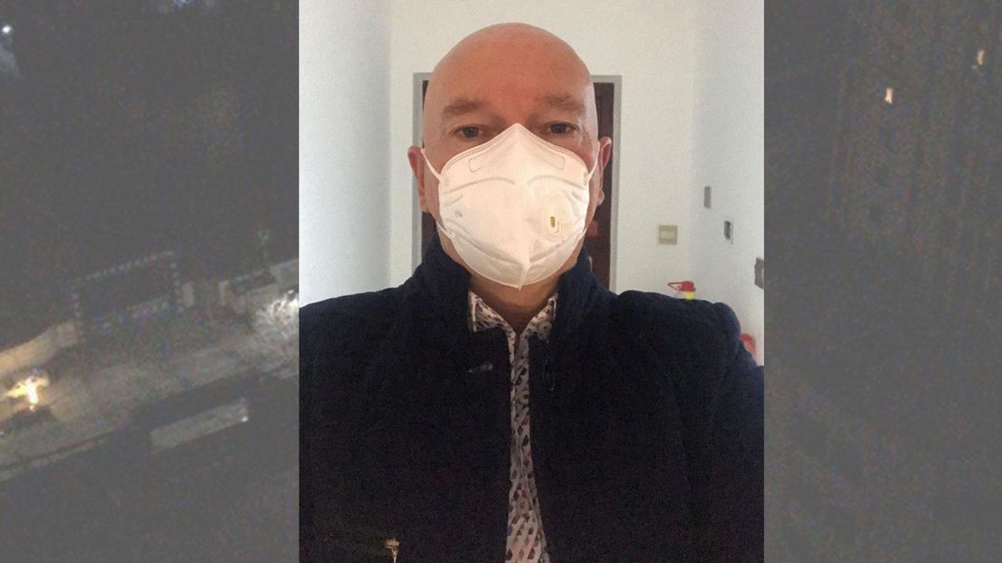Voetbaltrainer Joop Gall gaat niet zonder mondkapje naar buiten in China