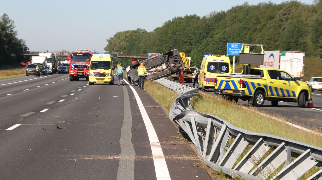 Het busje belandde op de middenvangrail