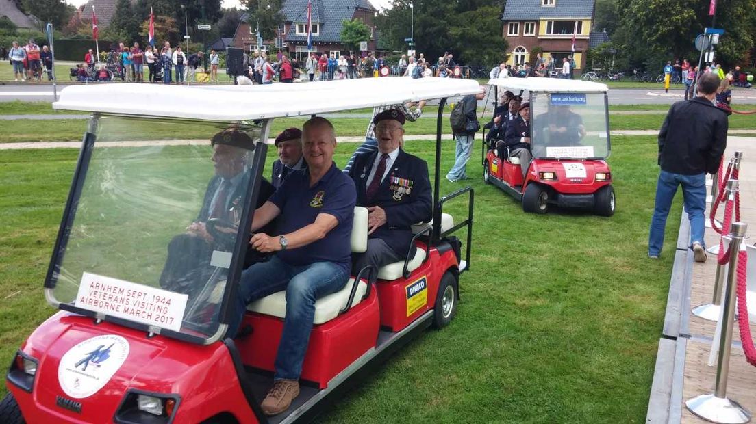 Het is de eerste zaterdag van september en dat betekent dat vandaag tienduizenden wandelaars in Oosterbeek deelnemen aan de 71ste editie van de Airborne Wandeltocht. Deze wandeltocht is een eerbetoon aan de ruim 1700 Britse en Poolse militairen die om het leven kwamen bij de Slag om Arnhem in 1944. Volg de Airborne Wandeltocht via Omroep Gelderland.