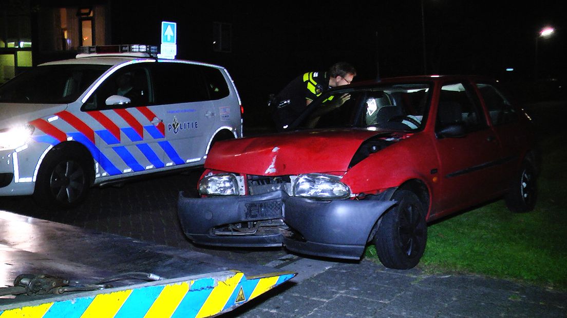 Auto beschadigd na het omrijden van een lantaarnpaal (Rechten: Persbureau Meter)
