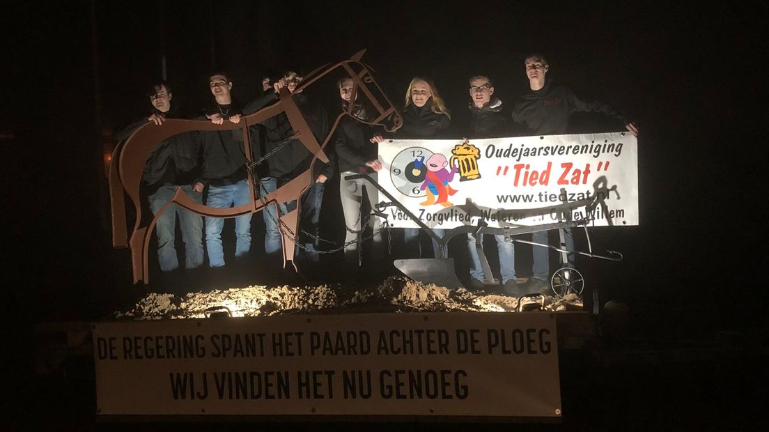 Tied Zat nam het paard van een standbeeld uit Liempde mee (Rechten: Oudejaarsvereniging Tied Zat)