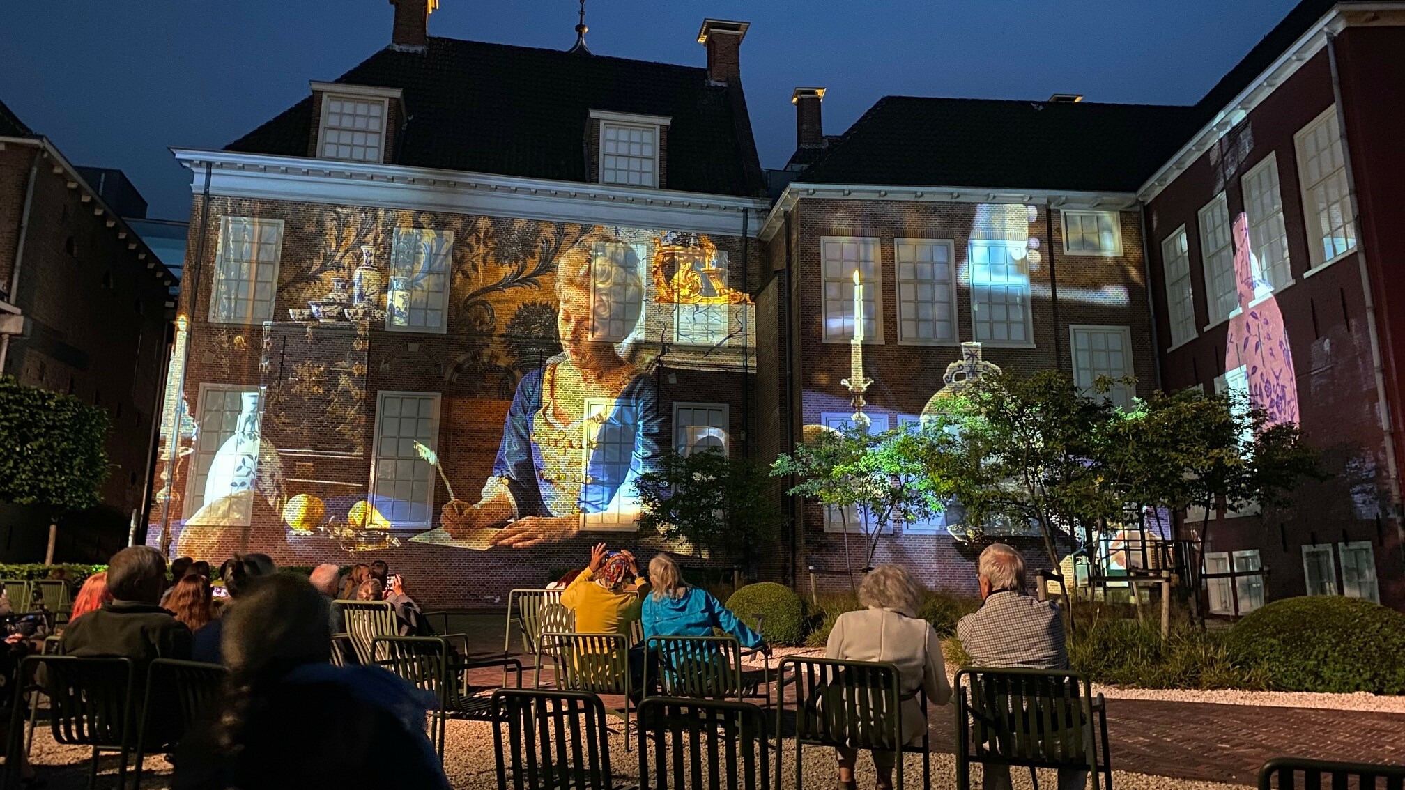 Een voorstelling in de tuin van Keramiekmuseum Princessehof