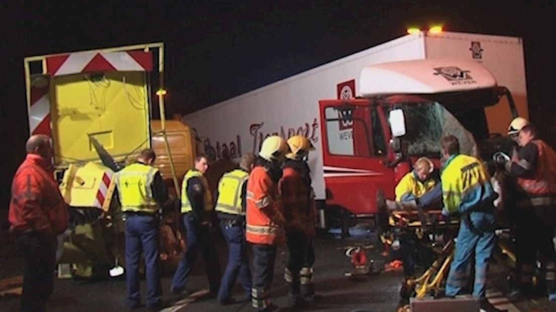 Chauffeur botst op pijlwagen A28