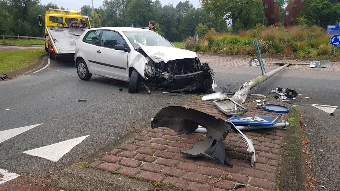 Automobilist rijdt lantaarnpaal om in Enschede